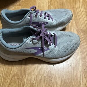 Brooks Women's Athletic Shoes in Gray and Purple Size 9